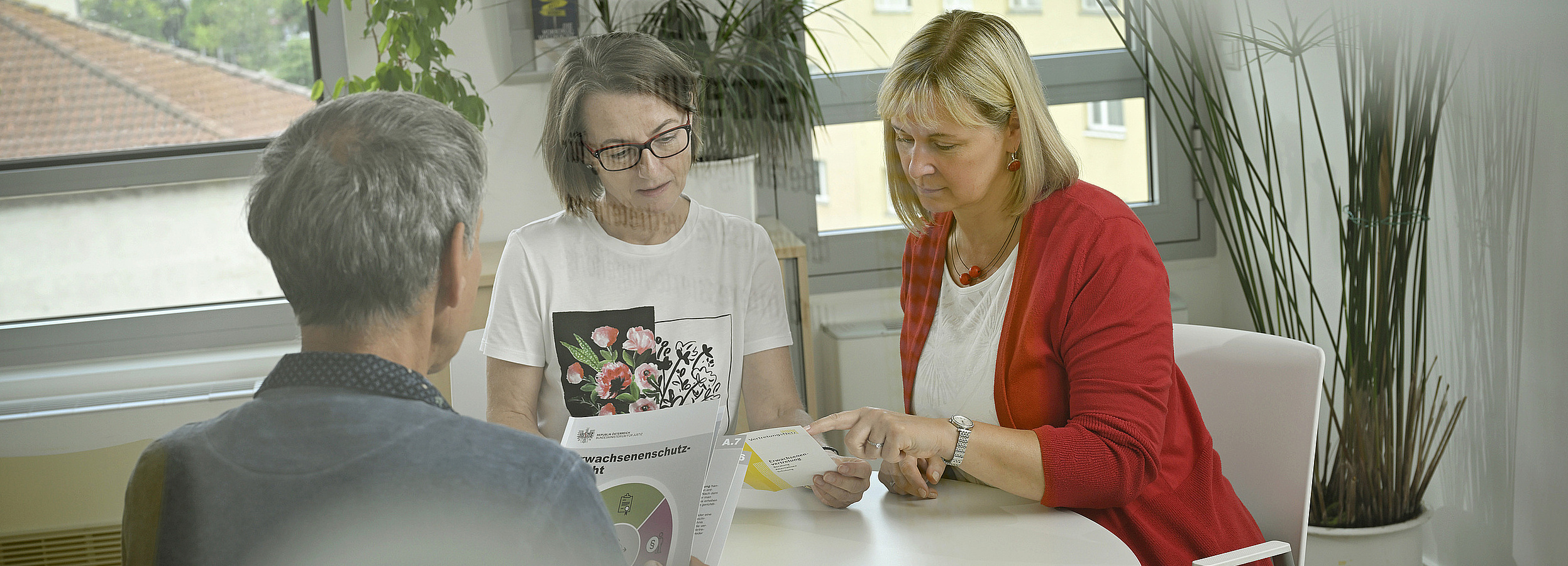 Vertretungsnetz Erwachsenenvertreter im Beratungsgespräch an einem Tisch mit zwei Damen