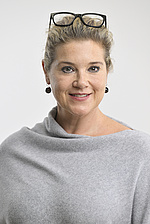 Grainne Nebois-Zeman Pressefoto FC Johannes Zinner Portraitfoto: eine Frau mit blonden Haaren und einer Brille auf dem Kopf