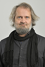 Martin Marlovits, © Johannes Zinner ein Mann mit halblangen Haaren und graumeliertem Vollbart, er trägt einen schwarzen Schal um den Hals