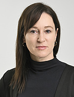Claudia Rang, © Johannes Zinner eine Frau mit dunklen langen Haaren, sie trägt ein schwarzes Top