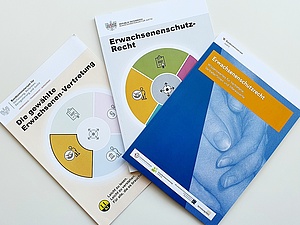 Foto von drei Broschüren zum Erwachsenenschutzgesetz