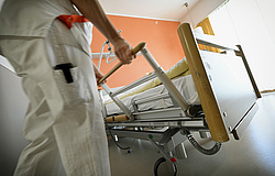 Vertretungsnetz Foto: Pflegekraft klappt Seitenteil auf