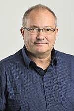 Andreas Gschaider, © Johannes Zinner ein Mann mit kurzen brünetten Haaren und Brille, trägt ein dunkles Hemd