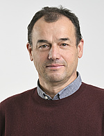 Robert Müller, © Johannes Zinner ein Mann mit kurzen dunklen Haaren, er trägt einen weinrotenPullover