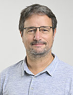 Philipp Martinak, © Johannes Zinner ein Mann mit kurzen Haaren und Brille, er trägt ein hellblaues Hemd