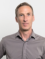 Walter Pronegg Walter Pronegg in grauem Hemd und mit kurzen Haaren